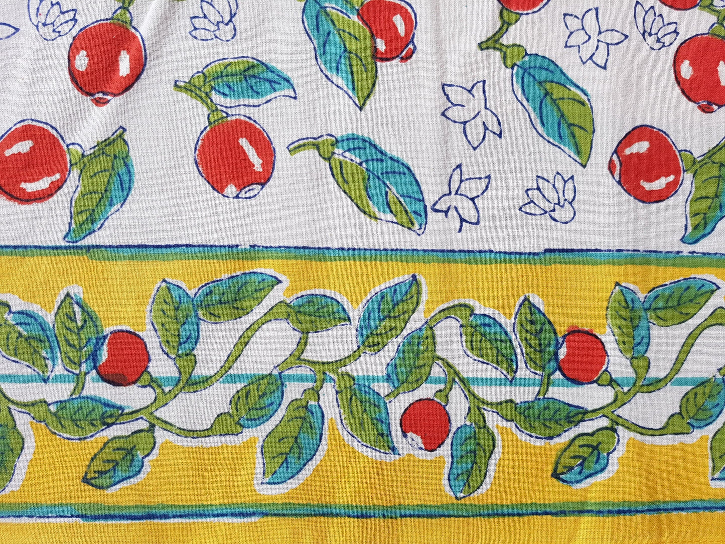 Mantel rectangular 100% algodón estampado a mano. Cerezas fondo blanco
