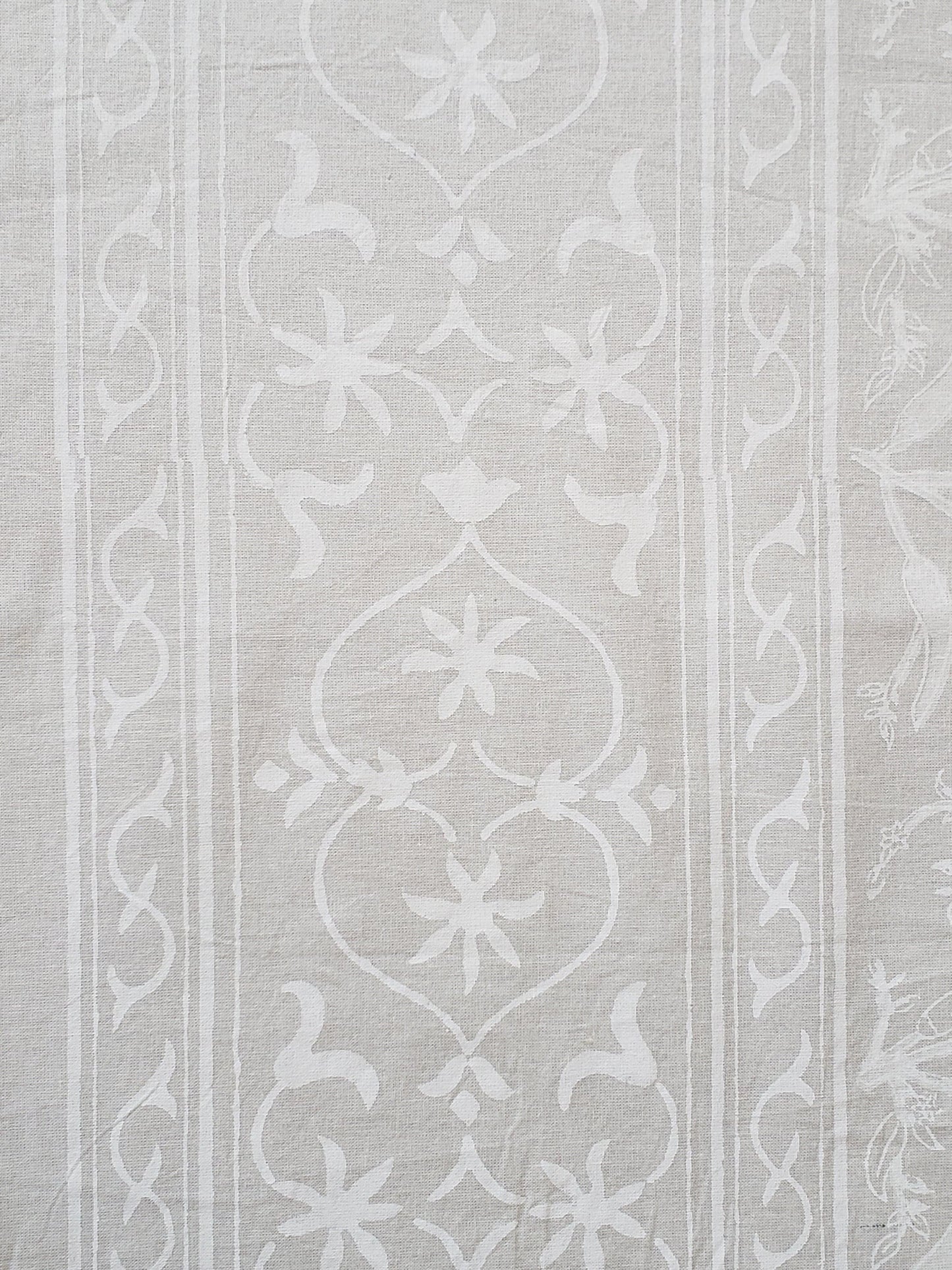 Mantel rectangular 100% algodón estampado a mano. Blanco sobre blanco