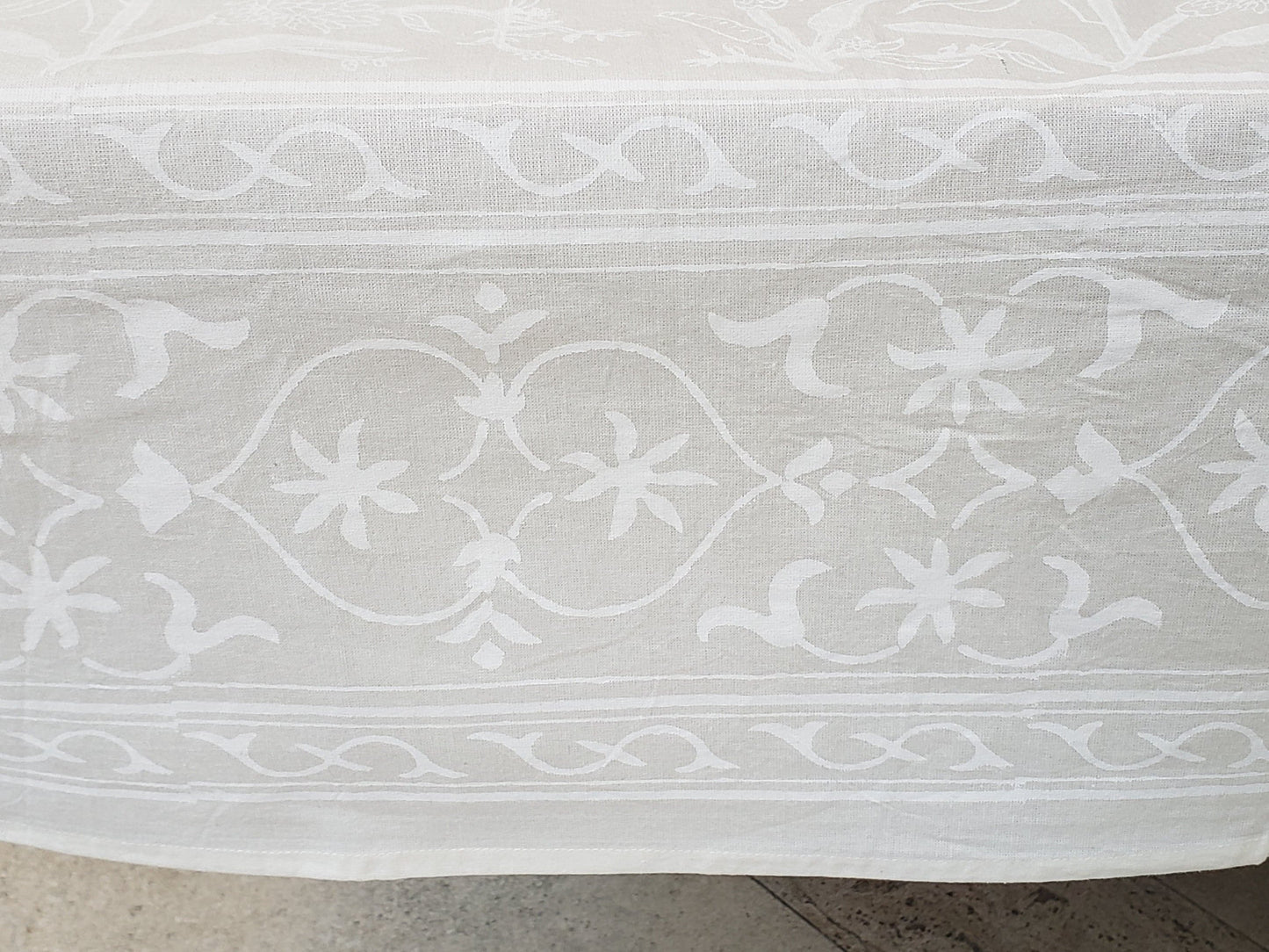Mantel rectangular 100% algodón estampado a mano. Blanco sobre blanco