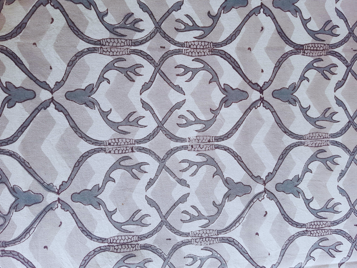 Mantel cuadrado 100% algodón estampado a mano. Gris