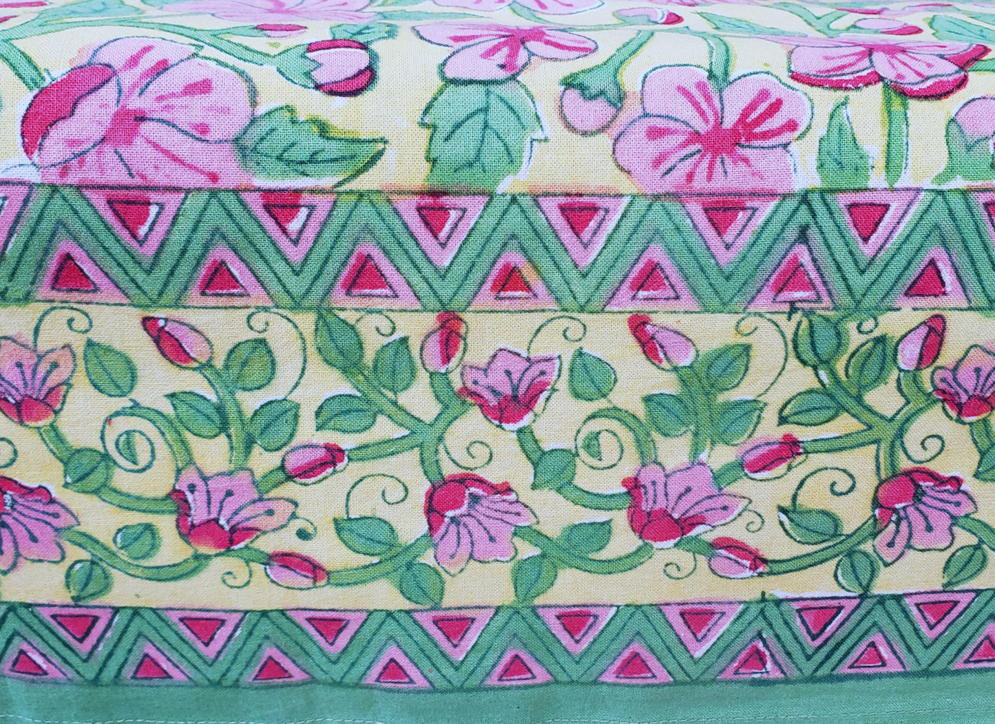 Mantel rectangular 100% algodón estampado a mano. Flores rosas con fondo amarillo