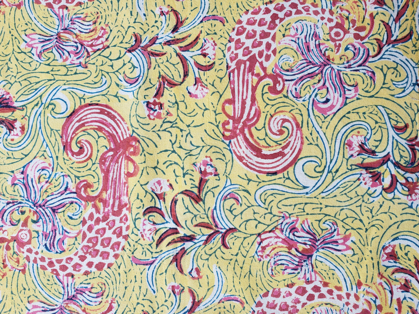Mantel rectangular 100% algodón estampado a mano. Amarillo borde rosa