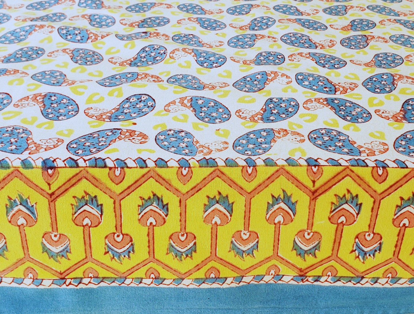 Mantel rectangular 100% algodón estampado a mano. Paisleys azules