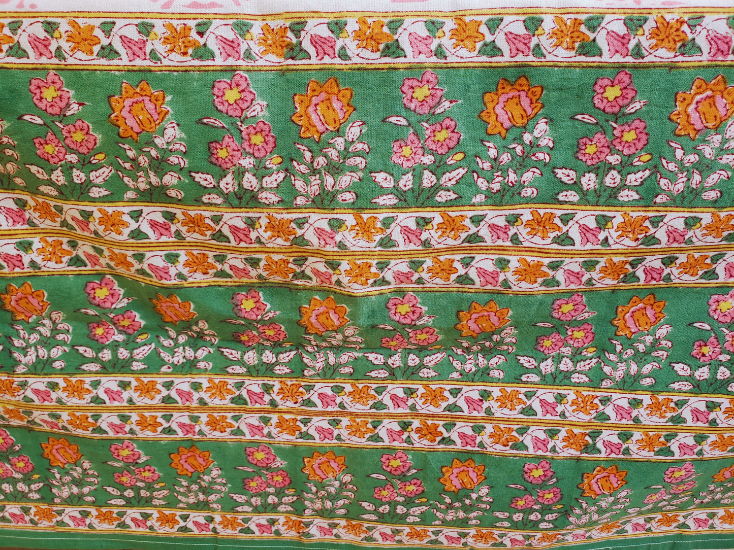 Mantel rectangular 100% algodón estampado a mano. Borde verde