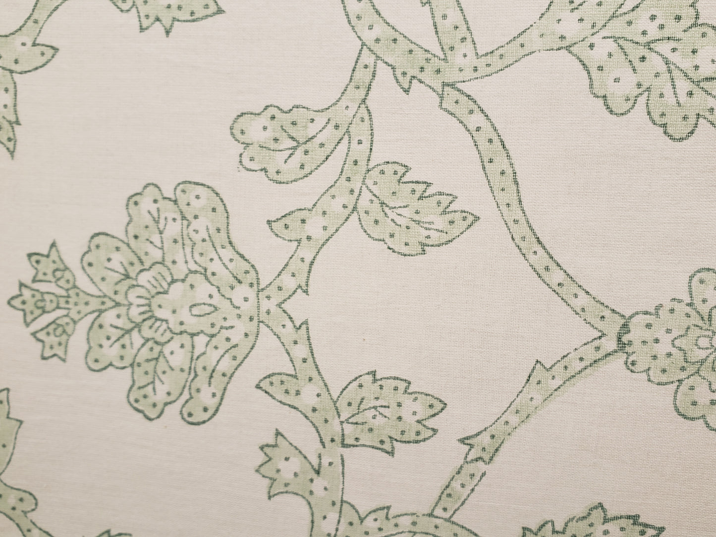 Pareo estampado a mano. Verde fondo blanco