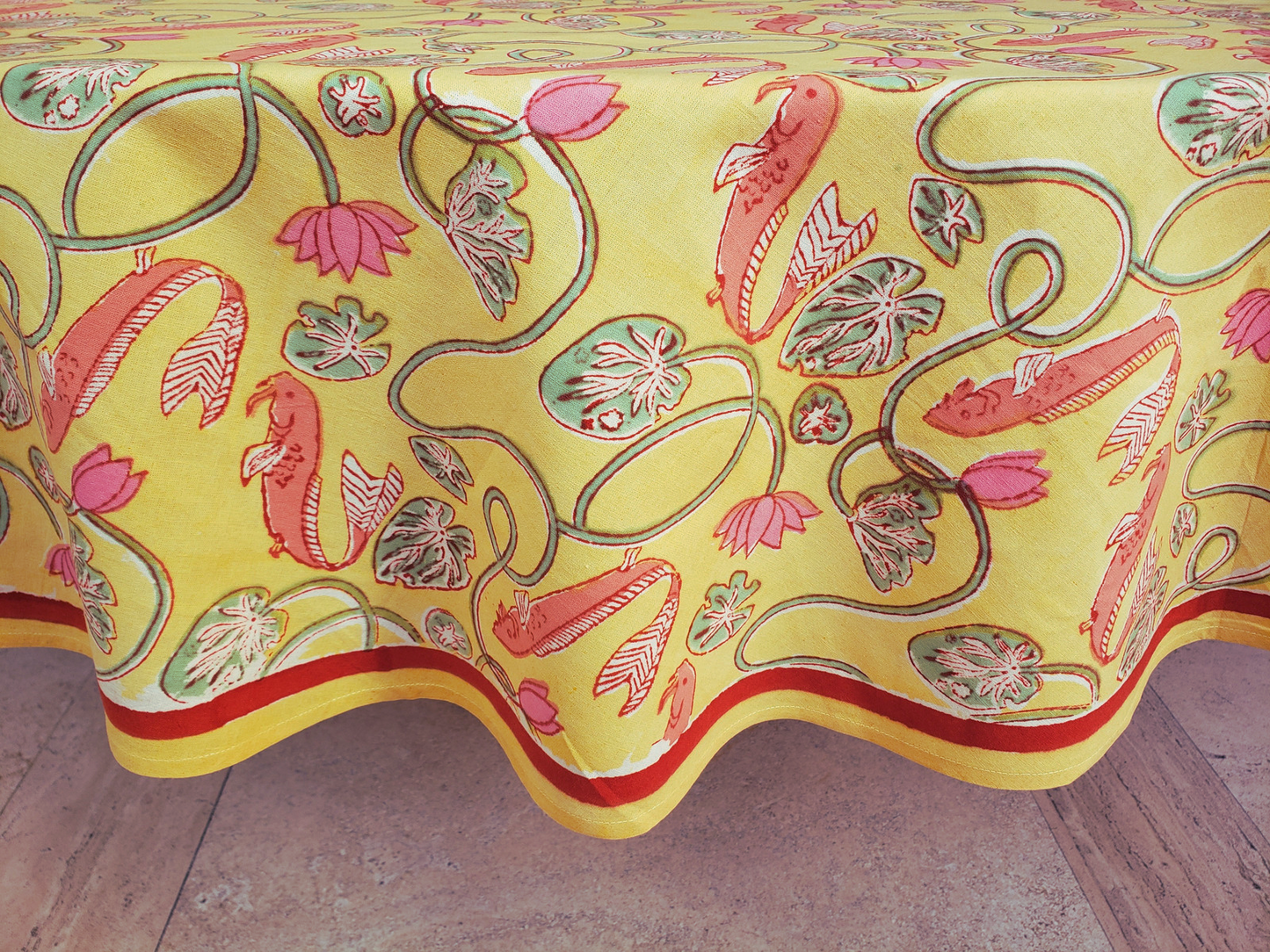 Mantel redondo 100% algodón estampado a mano. Peces con fondo amarillo