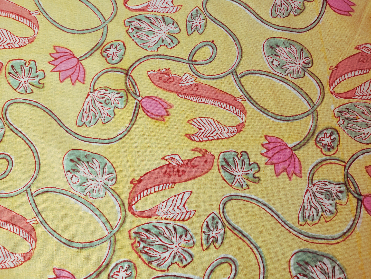 Mantel redondo 100% algodón estampado a mano. Peces con fondo amarillo