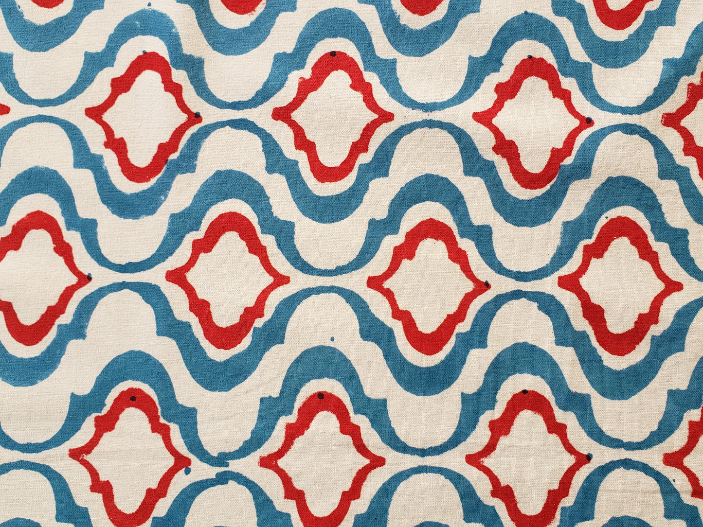 Mantel rectangular 100% algodón estampado a mano. Azul con rojo