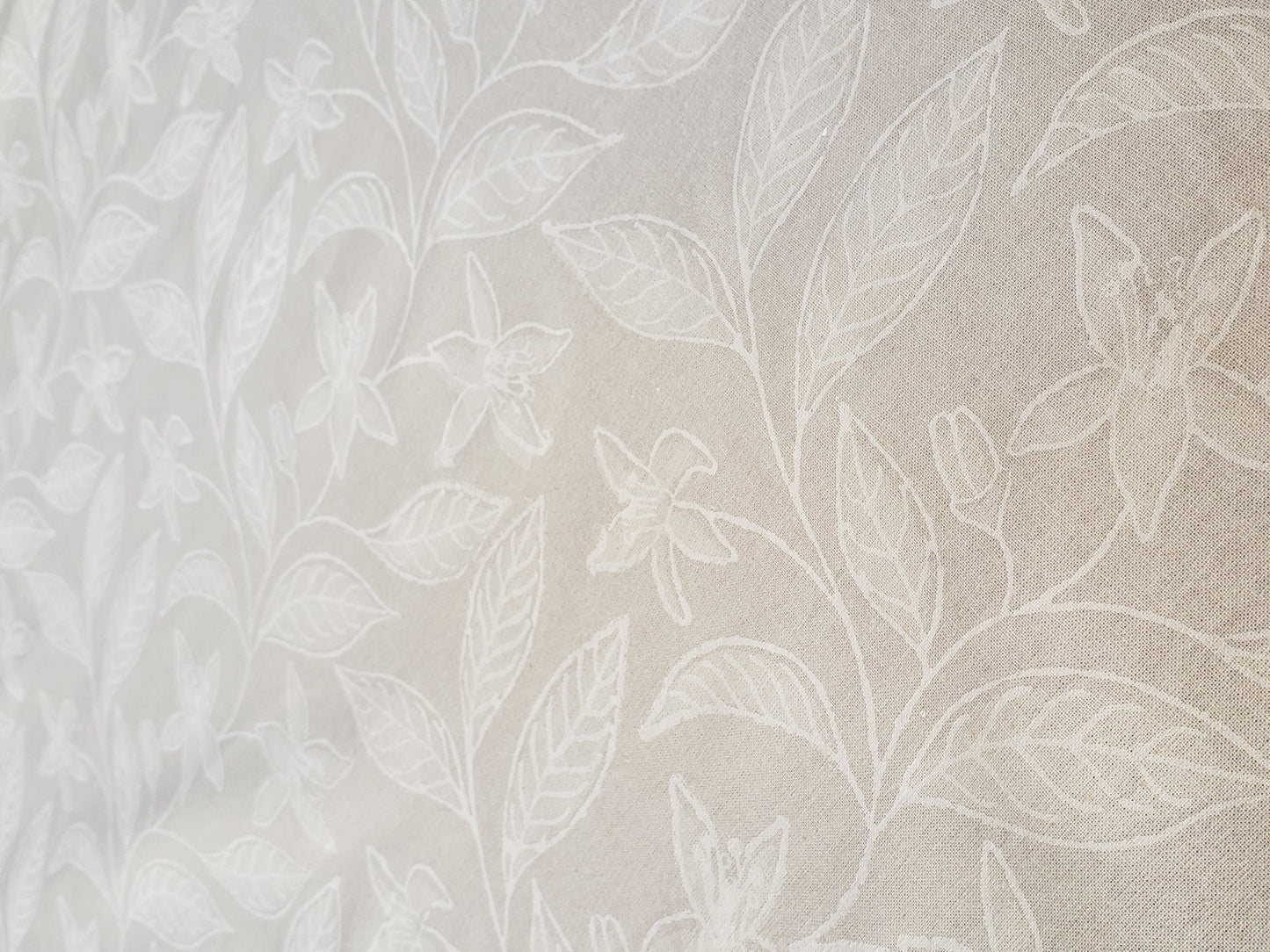 Mantel rectangular 100% algodón estampado a mano. Blanco sobre blanco
