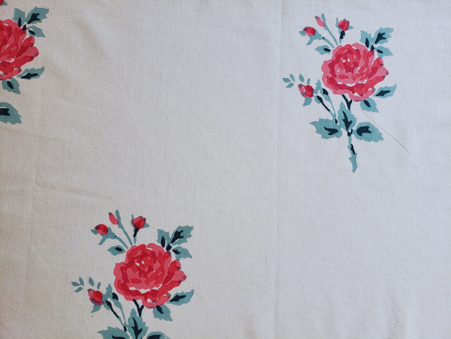 Mantel cuadrado 100% algodón estampado a mano. Rosas fondo blanco