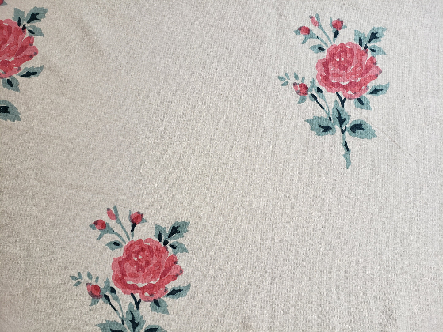 Mantel rectangular 100% algodón estampado a mano. Rosas fondo blanco