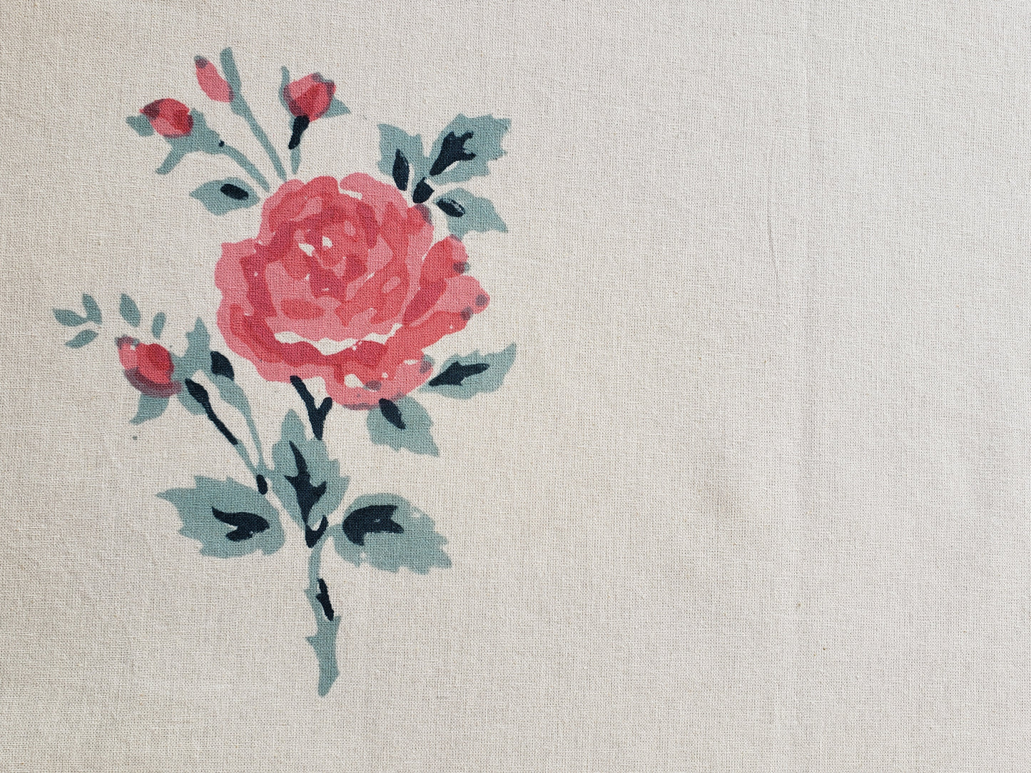 Mantel rectangular 100% algodón estampado a mano. Rosas fondo blanco