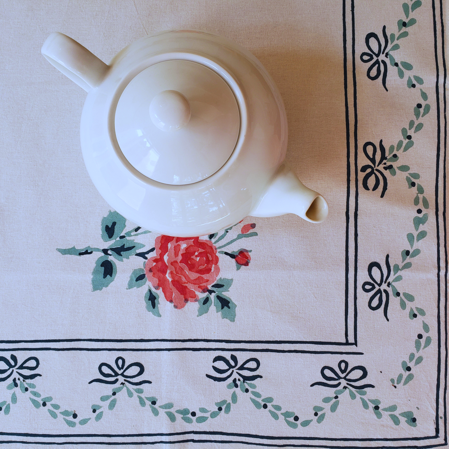 Mantel cuadrado 100% algodón estampado a mano. Rosas fondo blanco