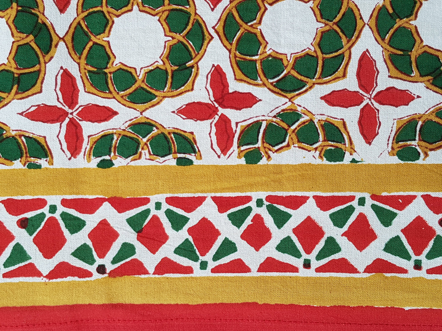 Mantel navideño RECTANGULAR (coronas verdes). Estampado a mano