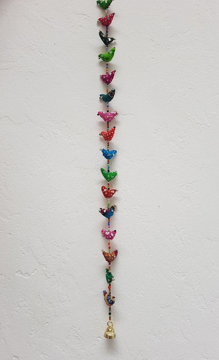 Colgante hindu con pajaritos de tela, separados por cuentas multicolor y campana al final.
