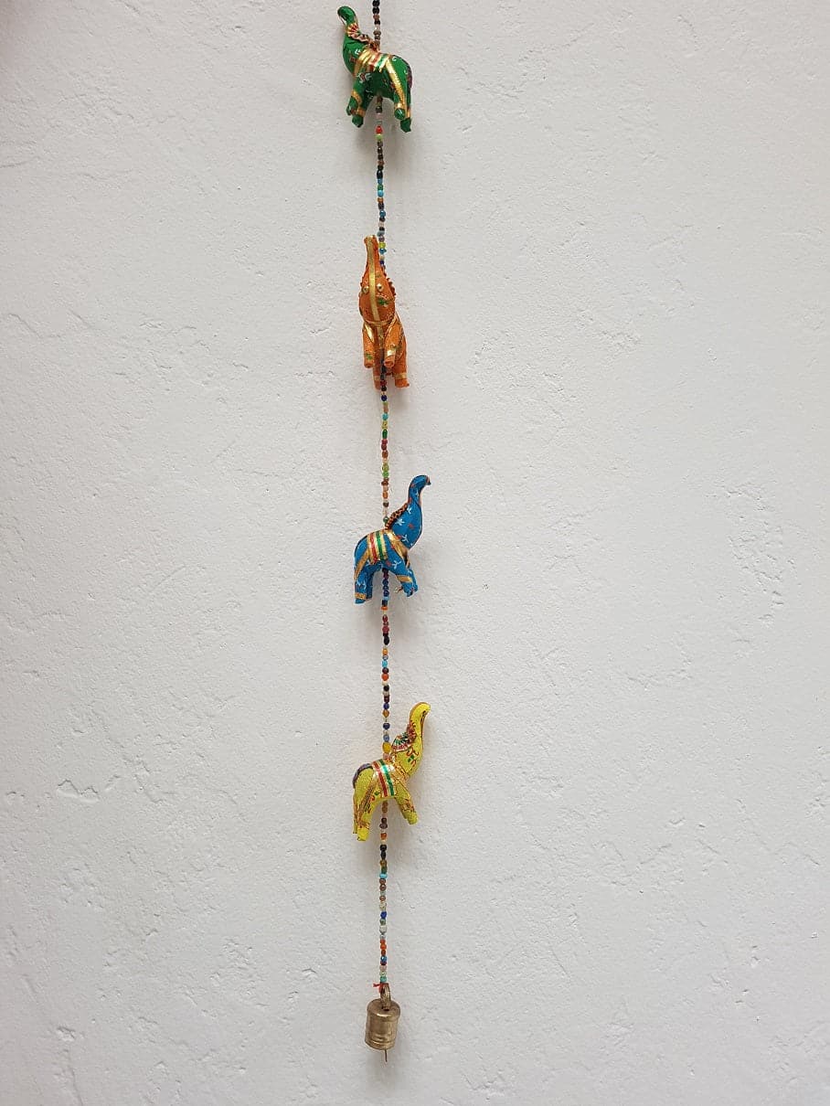 Colgante hindu con elefantes de tela, separados por cuentas multicolor y campana al final.