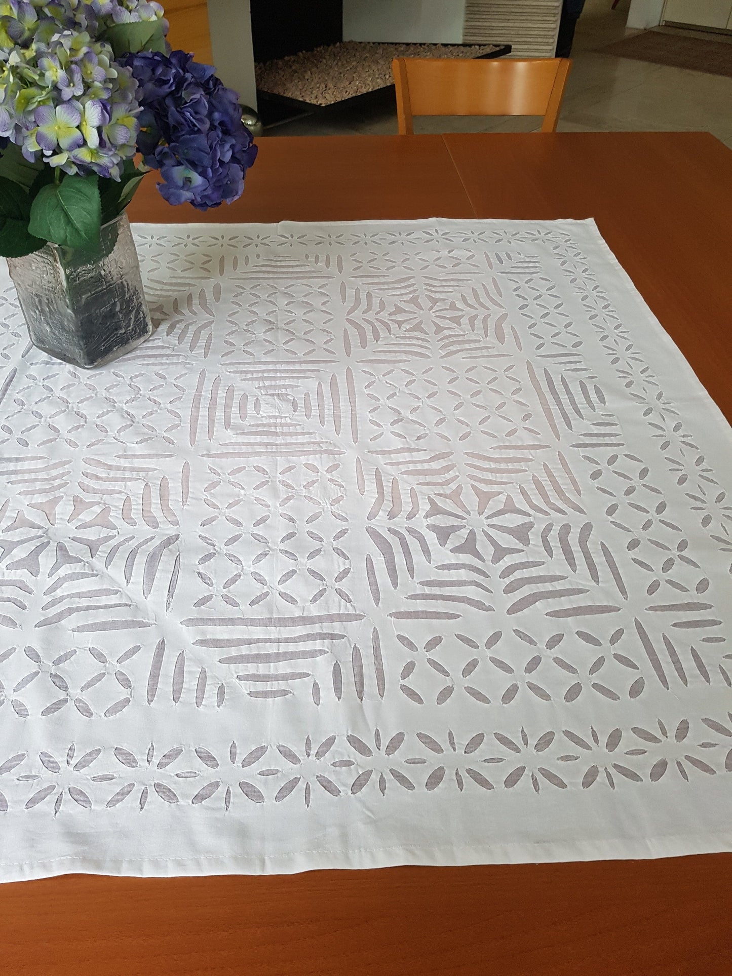 Mantel blanco calado de la India