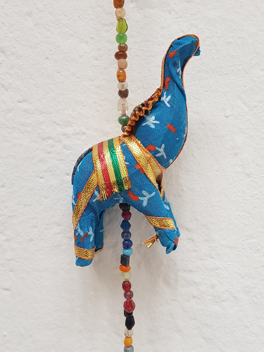 Colgante hindu con elefantes de tela, separados por cuentas multicolor y campana al final.