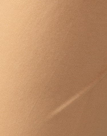 Detalle de pantalón churidar de algodón color beige. Hecho en la India.