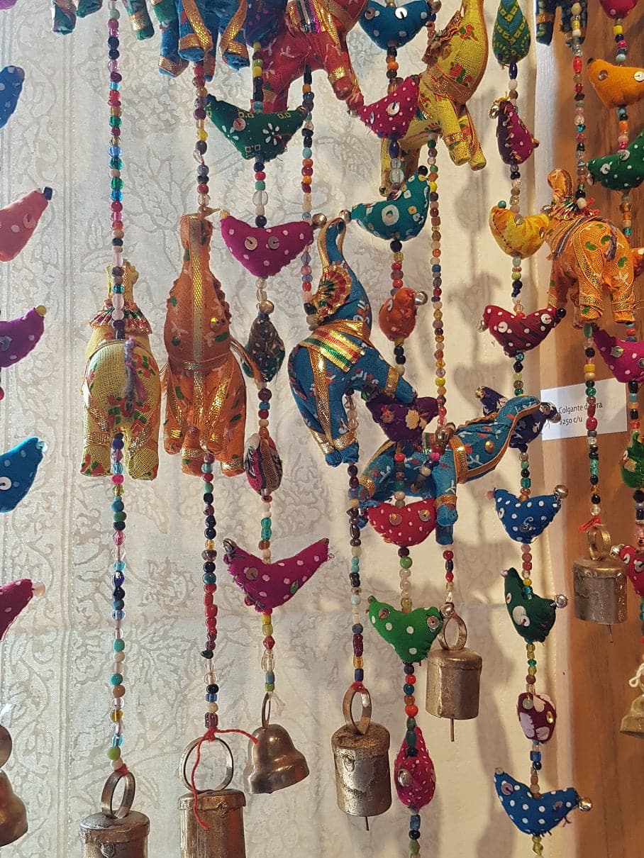 Colgante hindu con pajaritos de tela, separados por cuentas multicolor y campana al final.