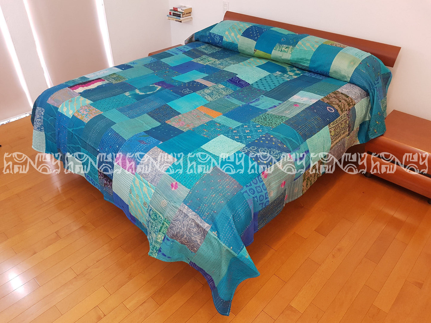 Colcha de seda patchwork. Tonos azul claro