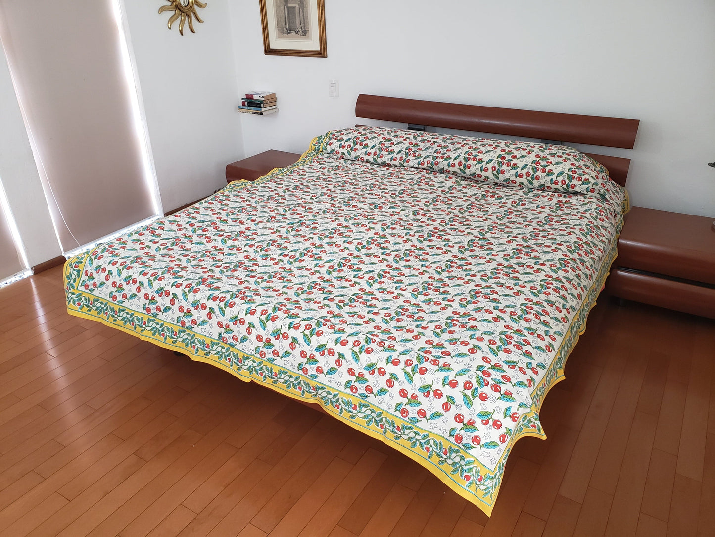 Sobrecama 100% algodón estampado a mano, base blanca con cerezas rojas y tallos verdes con borde amarillo. Hecho en la India.