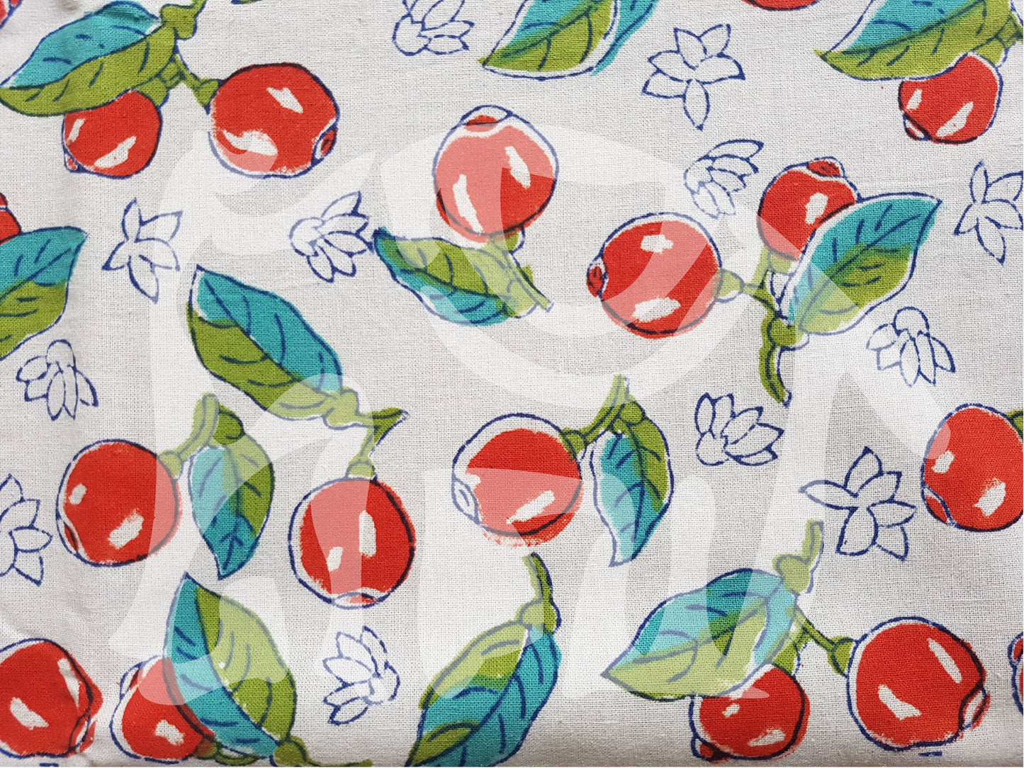 Detalle de estampado de sobrecama 100% algodón estampado a mano, base blanca con cerezas rojas y tallos verdes. Hecho en la India.