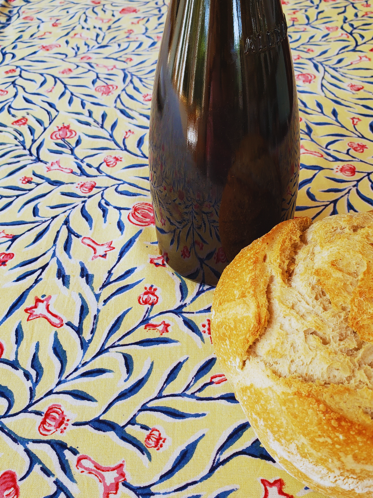 Mantel rectangular 100% algodón estampado a mano. Flores rosas fondo amarillo