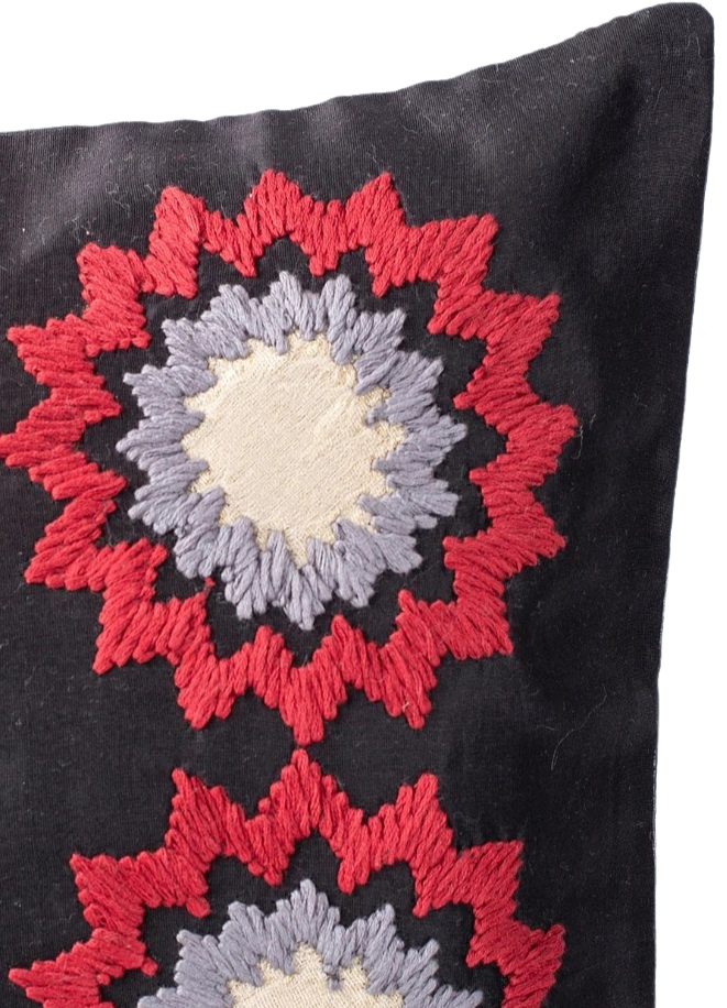 Funda de cojín con soles bordados. Negra 45x45