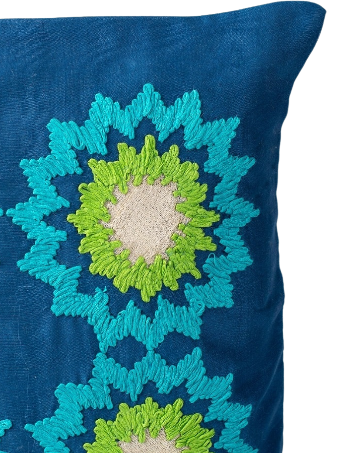 Funda de cojín con soles bordados. Atisaya Azul 45x45