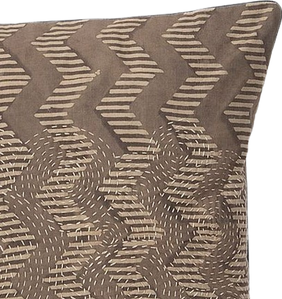 Funda de cojín grecas y bordado. Café. Umai 40x40