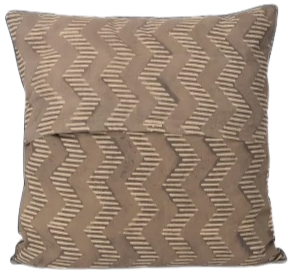 Funda de cojín grecas y bordado. Café. Umai 50x50 %%%