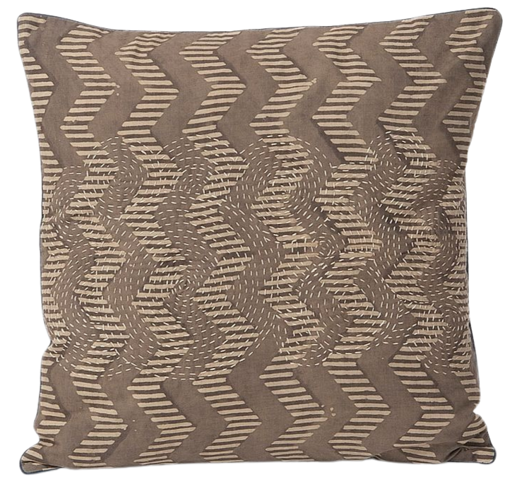 Funda de cojín grecas y bordado. Café. Umai 40x40