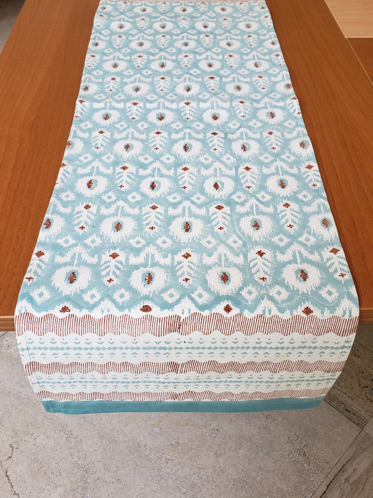 Camino de mesa estampado. Onita azul
