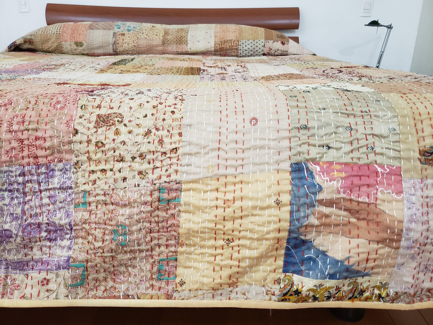 Colcha de seda patchwork. Tonos beige