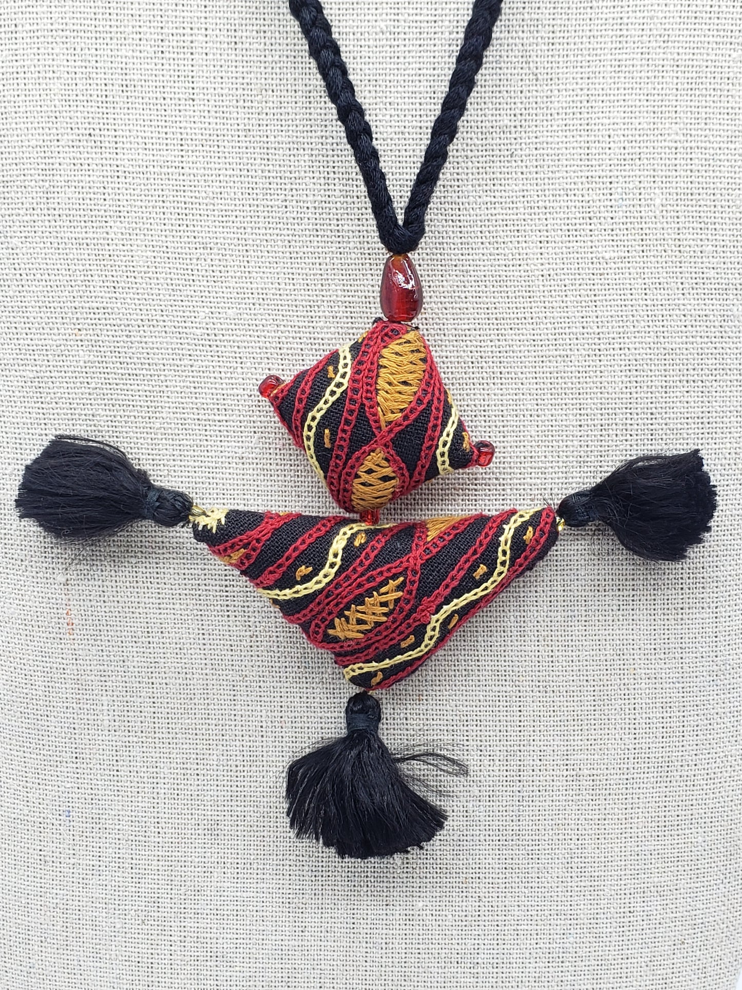 Collar tribal hecho a mano 2