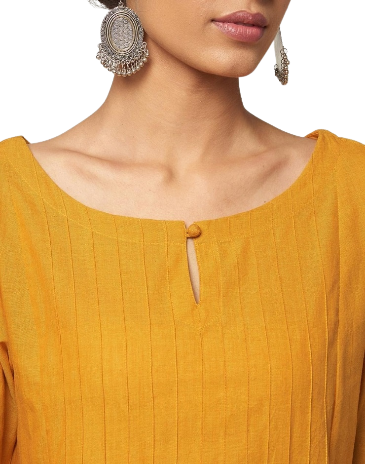 Kurta larga con pliegues finos. Color Mostaza