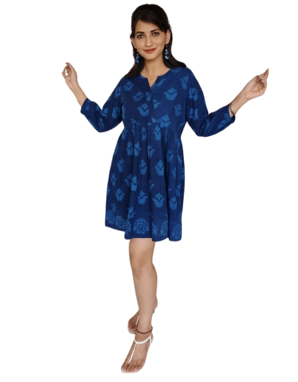 Vestido estampado a mano con azul índigo natural. Cruzado