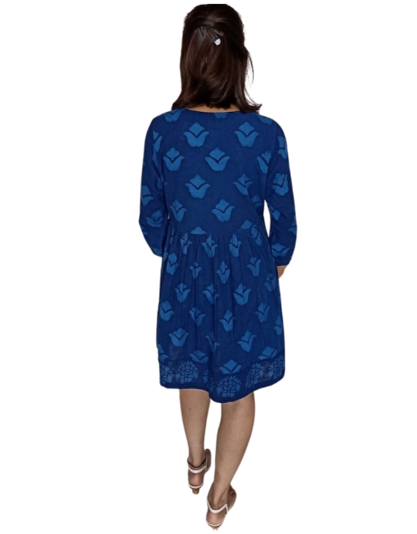 Vestido estampado a mano con azul índigo natural. Cruzado