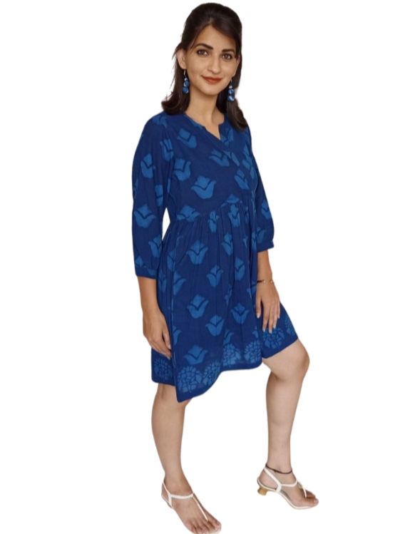 Vestido estampado a mano con azul índigo natural. Cruzado