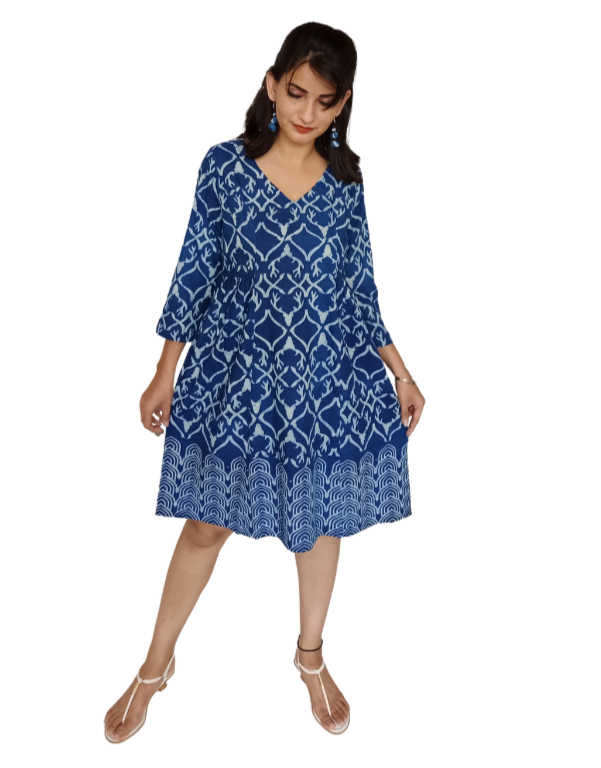 Vestido estampado a mano con azul índigo natural.