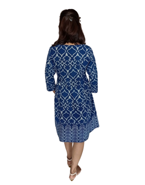 Vestido estampado a mano con azul índigo natural.