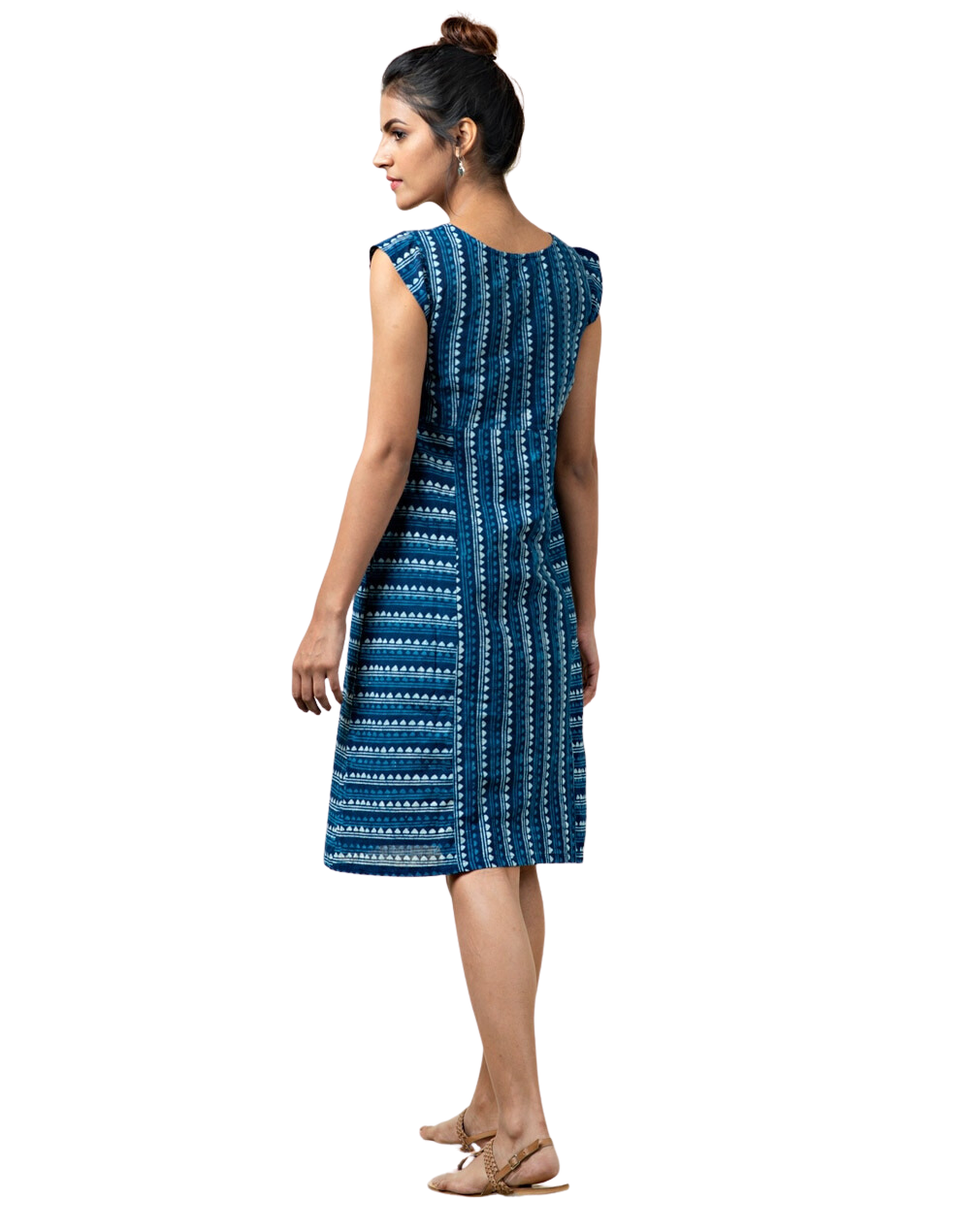 Vestido estampado a mano con azul índigo natural. Triángulos
