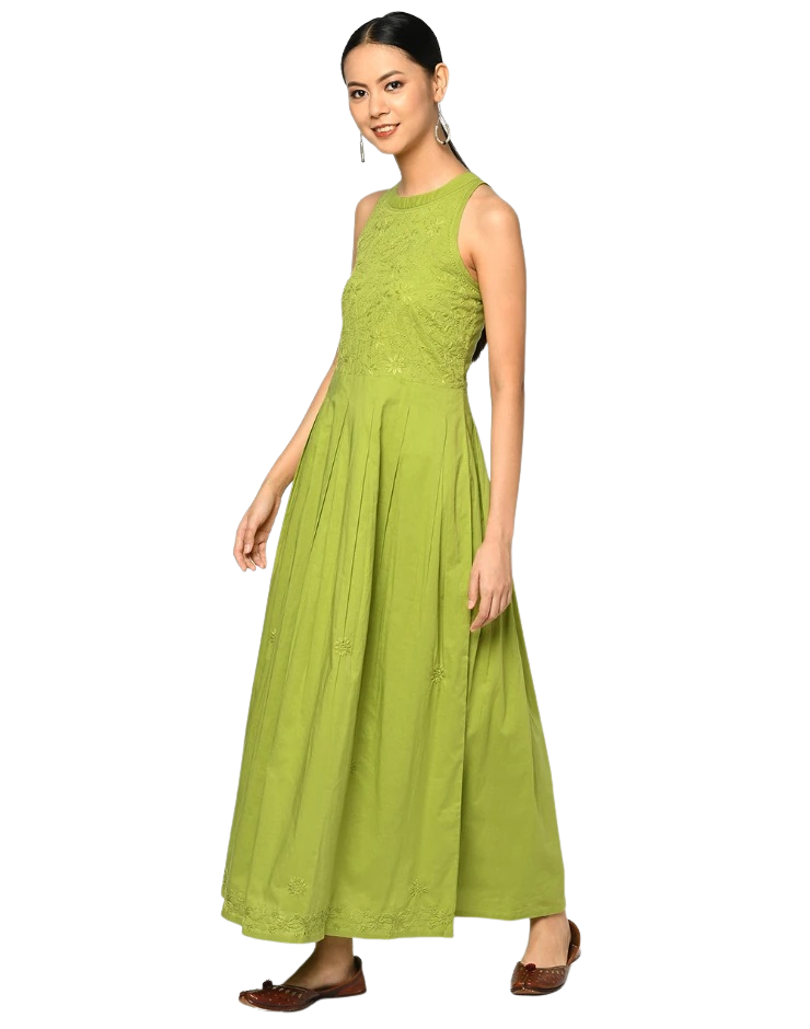 Vestido sin mangas bordado. Verde