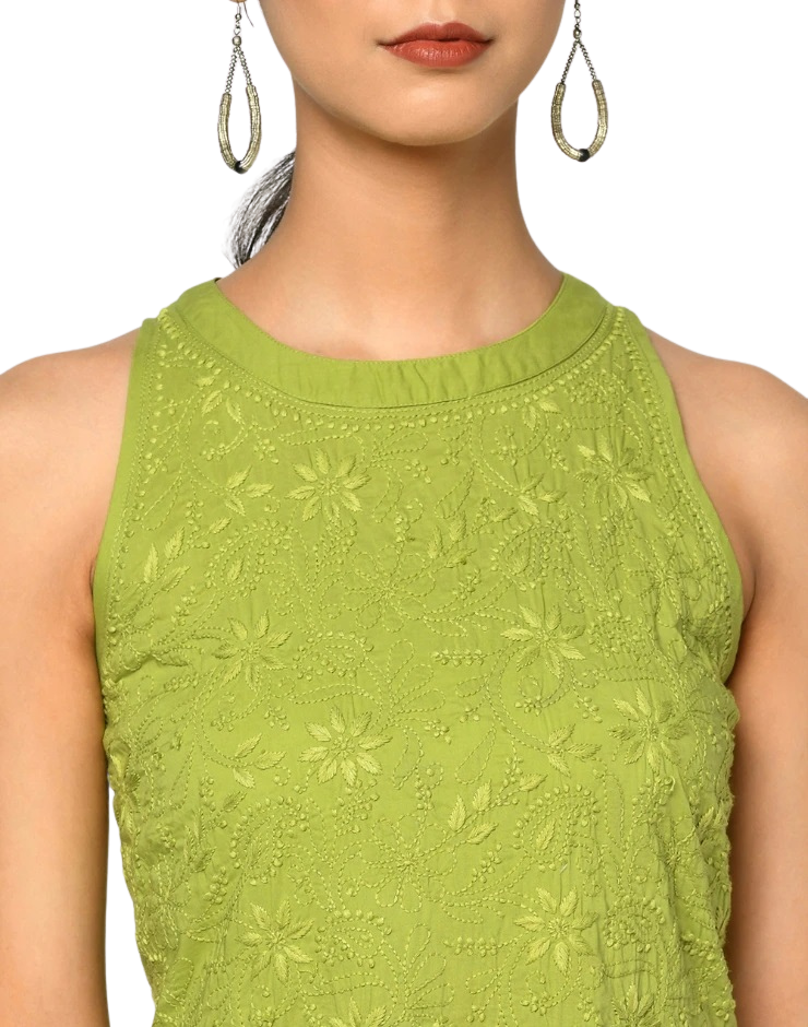 Vestido sin mangas bordado. Verde