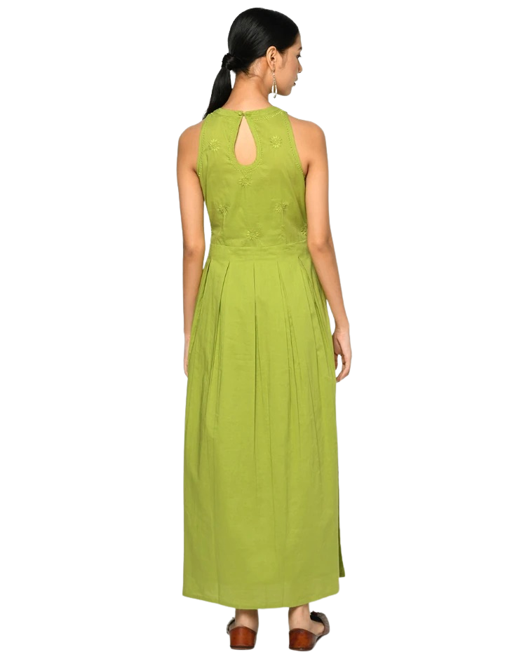 Vestido sin mangas bordado. Verde