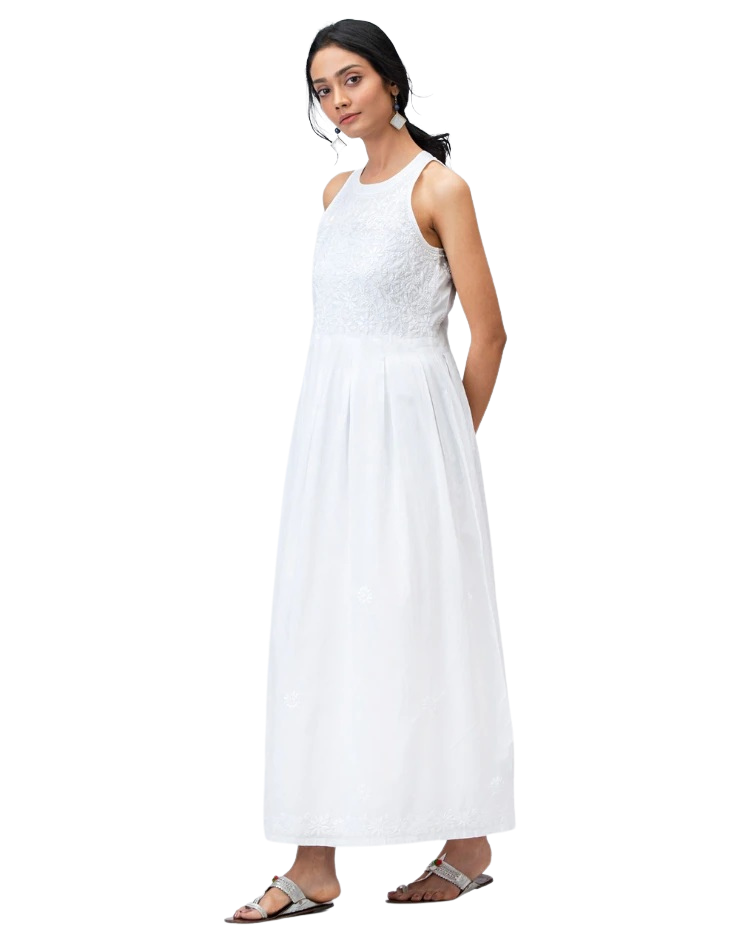 Vestido sin mangas bordado. Blanco