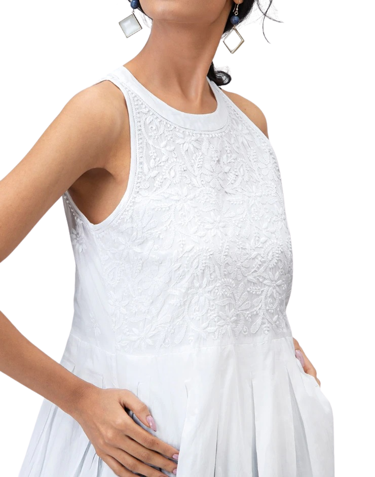 Vestido sin mangas bordado. Blanco