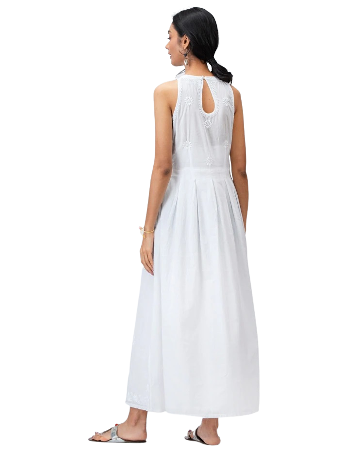 Vestido sin mangas bordado. Blanco