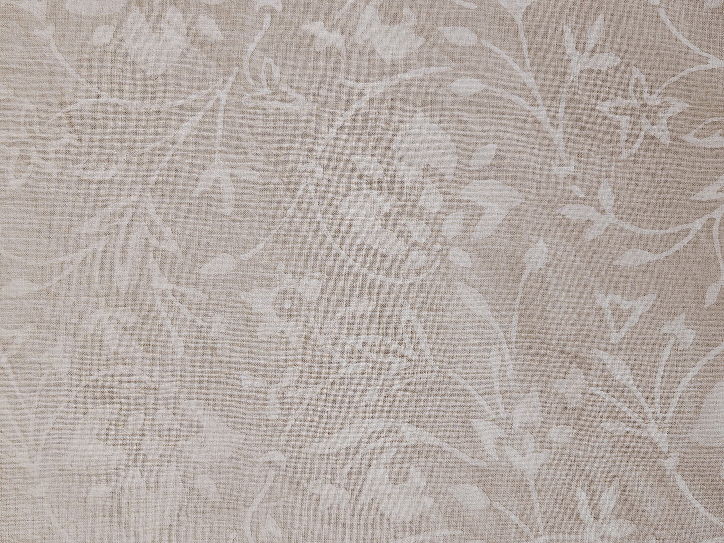 Mantel rectangular estampado a mano. Blanco sobre blanco